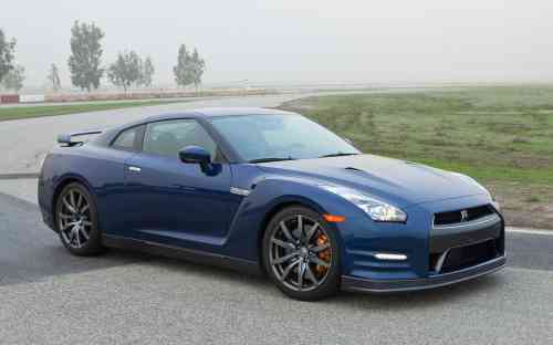 2011 NISSAN GT-R