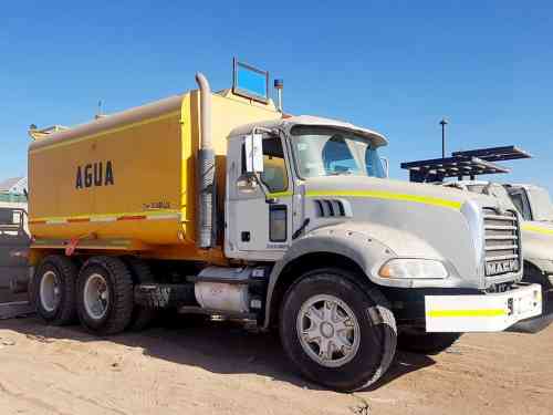 2011 MACK GU
