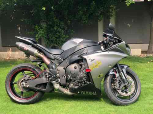 2011 YAMAHA YZF-R1