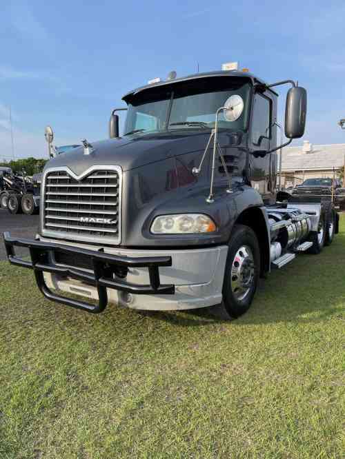 2015 MACK CXU (PINNACLE)